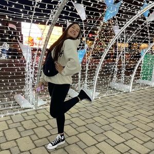 Meet your Posher, Adriana